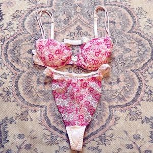 Vintage Victoria’s Secret matching bra and thong.size 34A/S